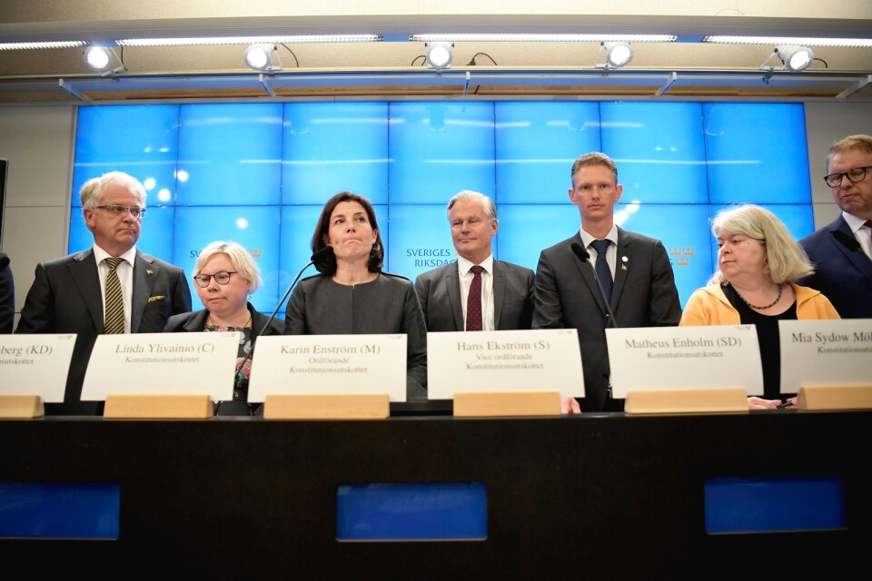 Jonas Eriksson (MP), Tuve Skånberg (KD), Linda Ylivainio (C), Karin Enström (M), Hans Ekström (S), Matheus Enholm (SD), Mia Sydow Mölleby (V), Bengt Eliasson (L) under Konstitutionsutskottets pressträff om bland annat beslutet att pricka Strandhäll.