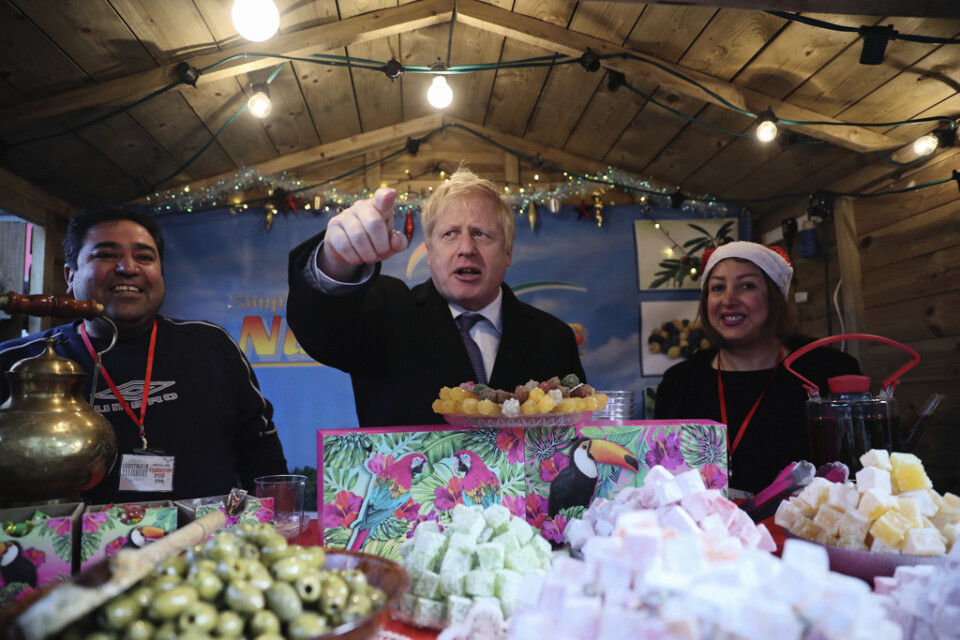 Storbritanniens premiärminister Boris Johnson besöker en julmarknad under ett valturnéstopp i Salisbury i början av december.