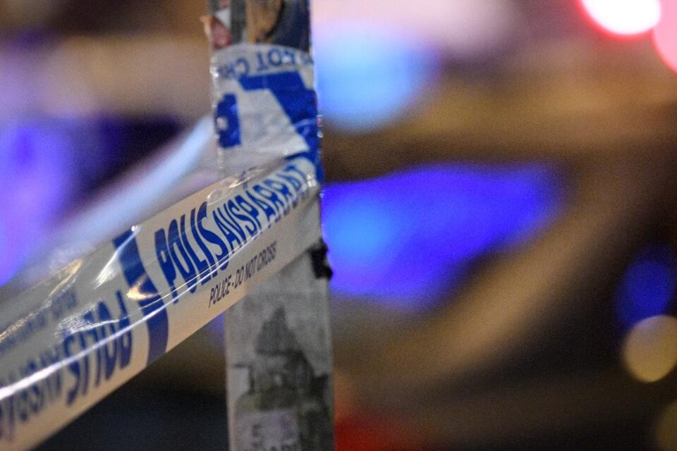 I lördags kastade någon in ett föremål genom ett säkerhetsglas till en lokal som tillhör Karsbyskolan i Botkyrka söder om Stockholm. På måndagen bekräftar polisen att det var en handgranat som kastades in och detonerade, rapporterar Stockholm Direkt. -