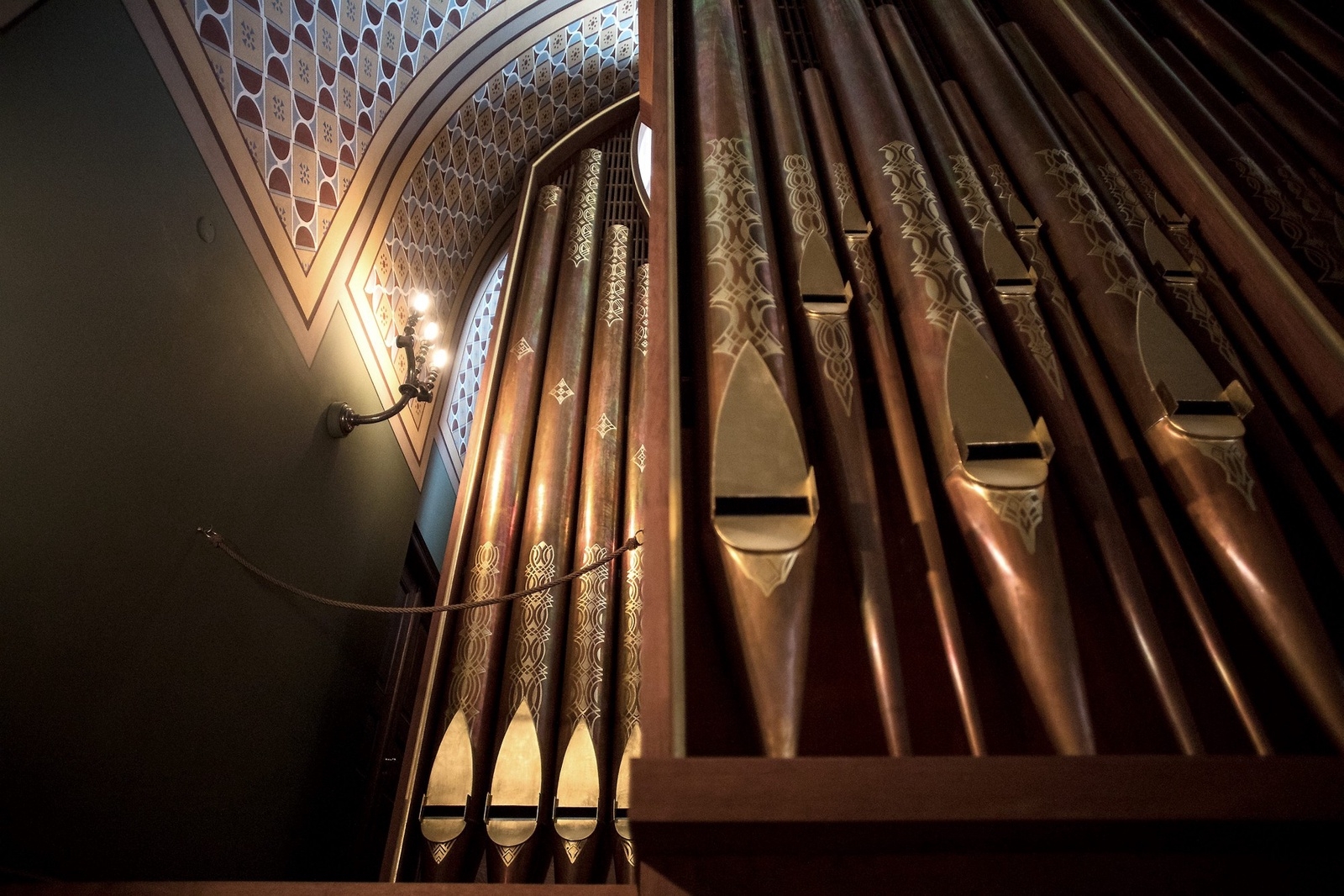 De magnifika orgelpiporna är målade i guld. Foto: Jörgen Johansson