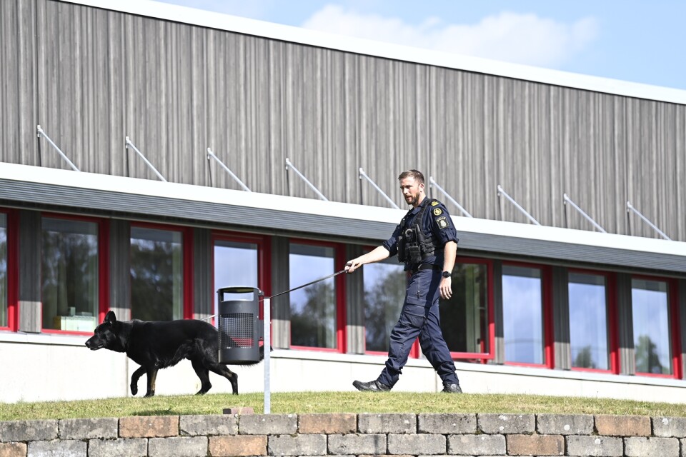 Polis på plats utanför skolan i Nässjö.