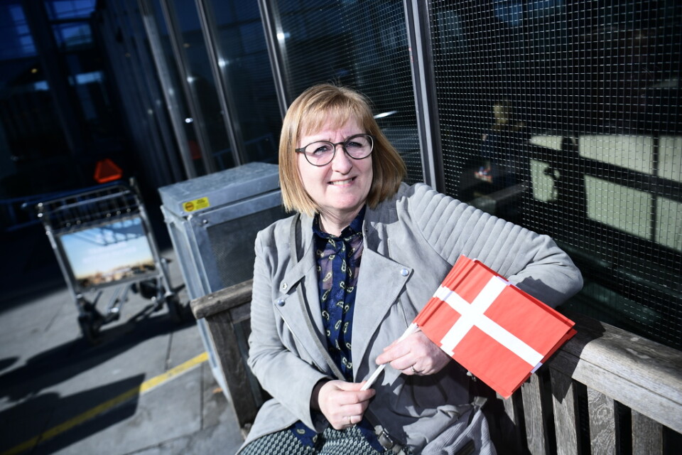 Birgit Abild från Jylland väntar med två danska pappersflaggor i knät. Snart kommer hennes son och hans flickvän att landa. De har hörsammat myndigheternas råd att komma hem.