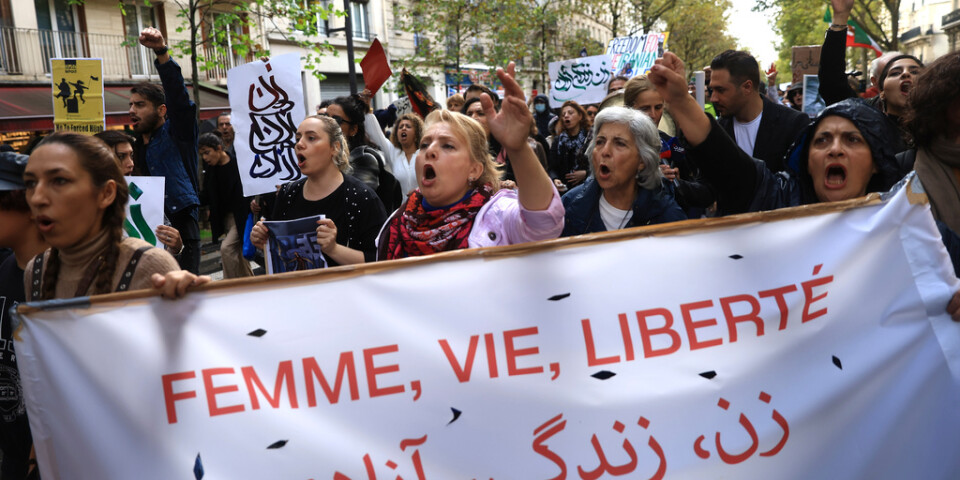 Tusentals samlades i Paris för att demonstrera mot regimen i Iran.