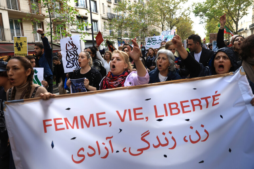Tusentals samlades i Paris för att demonstrera mot regimen i Iran.