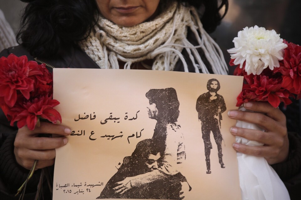 En egyptisk kvinna håller upp en bild över Shaimaa el-Sabagh, en aktivist som mördades under demonstration i Kairo, 2015.