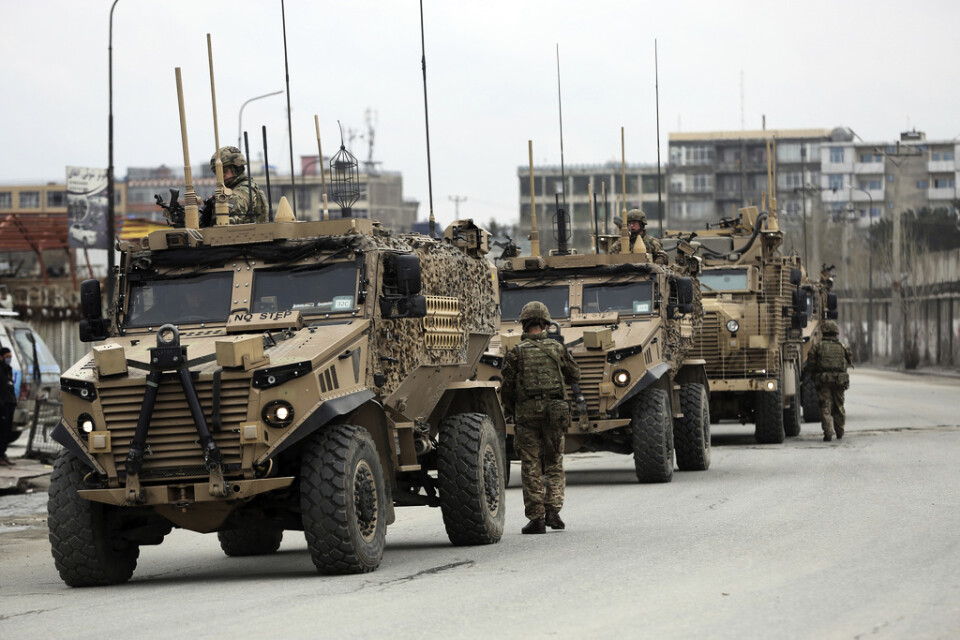 Nato-styrkor anländer till platsen där attacken skedde i centrala Kabul på onsdagen.