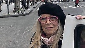 Gunnel Götesdotter på paradgatan Champs Elysées och med Triumfbågen bakom sig. Dessutom har hon en nyinköpt, fransk basker på huvudet.Foto: Privat