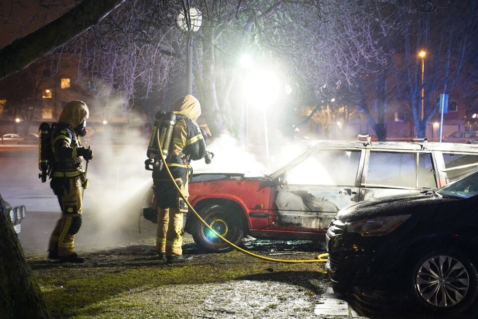Bilen som började brinna i Växjö i natt förstördes helt, samtidigt som två närstående bilar också skadades.