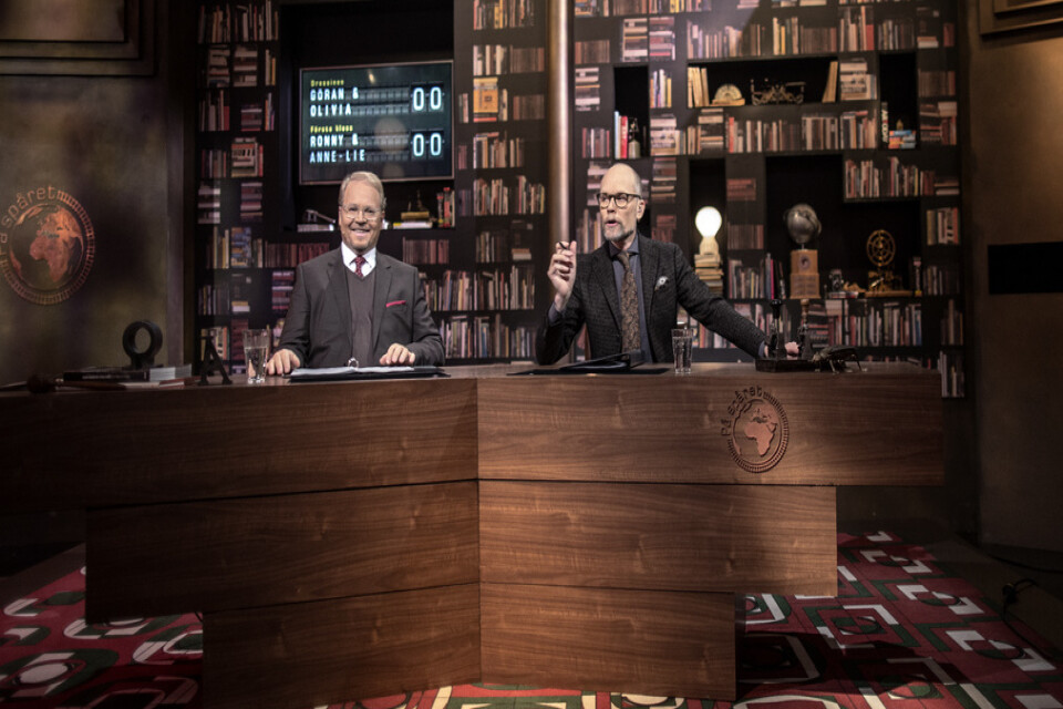 Domaren Fredrik Lindström och programledaren Kristian Luuk leder "På spåret" i SVT. Arkivbild.