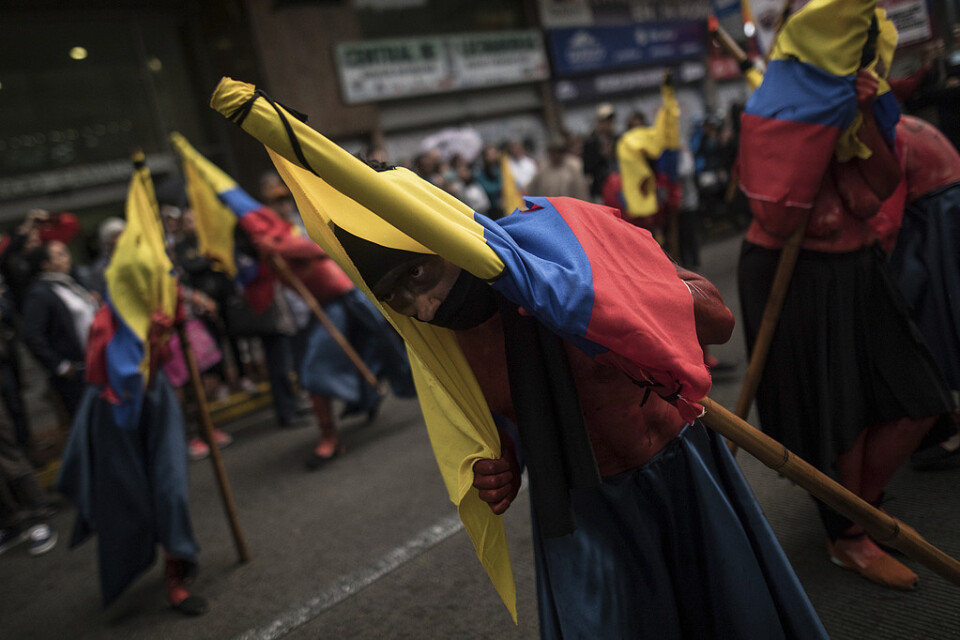 Människor protesterar på Bogotás gator efter en våg av mord på aktivister.