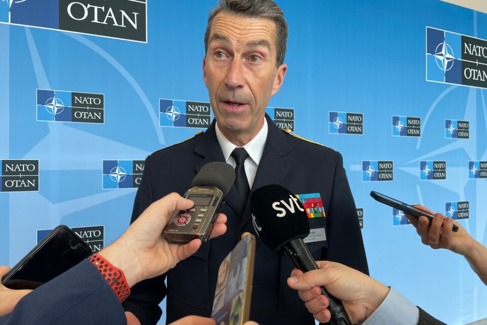 ÖB Micael Bydén träffar svenska journalister i samband med Natos försvarschefsmöte i Bryssel.