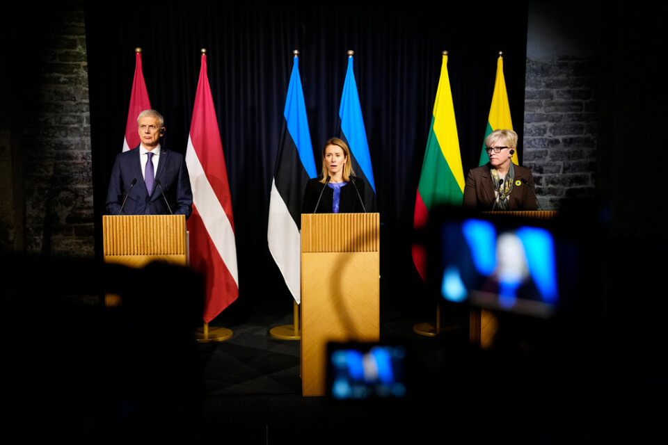 Lettlands premiärminister Krisjanis Karins, Estlands premiärminister Kaja Kallas och Litauens Ingrida Simonyte på en gemensam presskonferens i Tallinn.