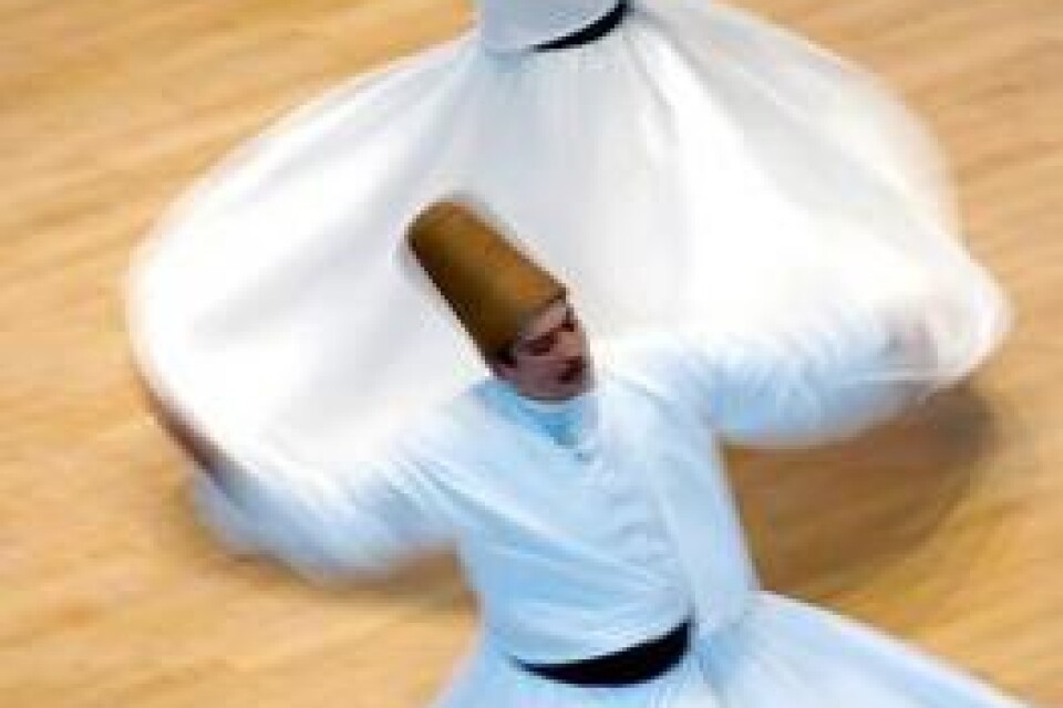 Dansande dervisher vid en ceremoni i Turkiet till minne av den sufiska poeten Rumi. Han lärde sig själv dansen av sin lärare och grundade en sufisk orden av dansande dervisher.