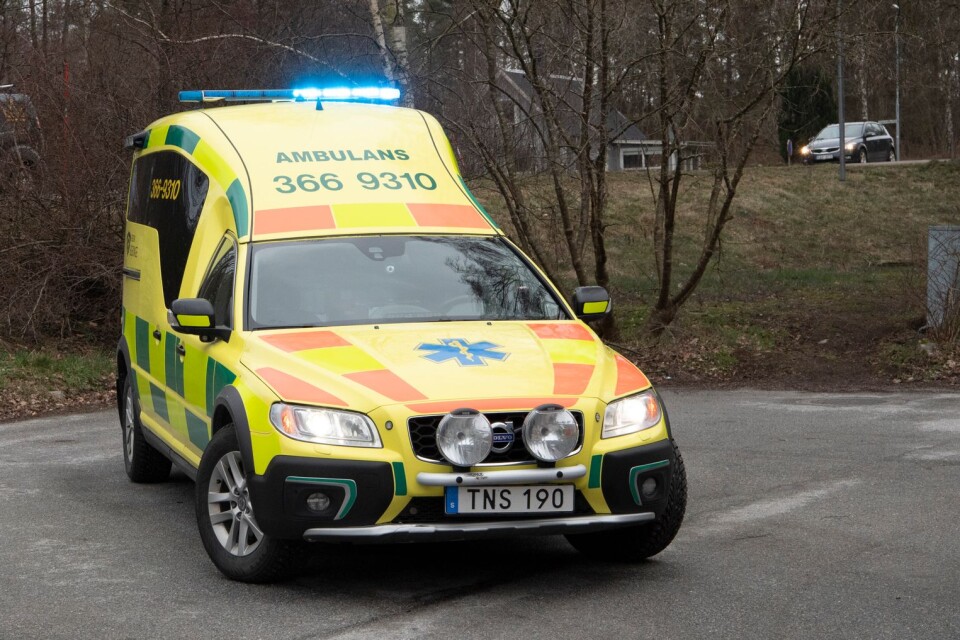 En man och en kvinna med koppling till Öland fick i söndags åka till sjukhuset med ambulans efter en trafikolycka med sin moped.