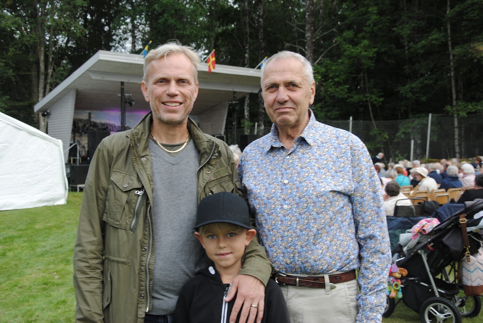 Mats Sandin med sonen Axel och ”Icke” Svensson på allsång på Granada. FOTO: SUSANNE GÄRE