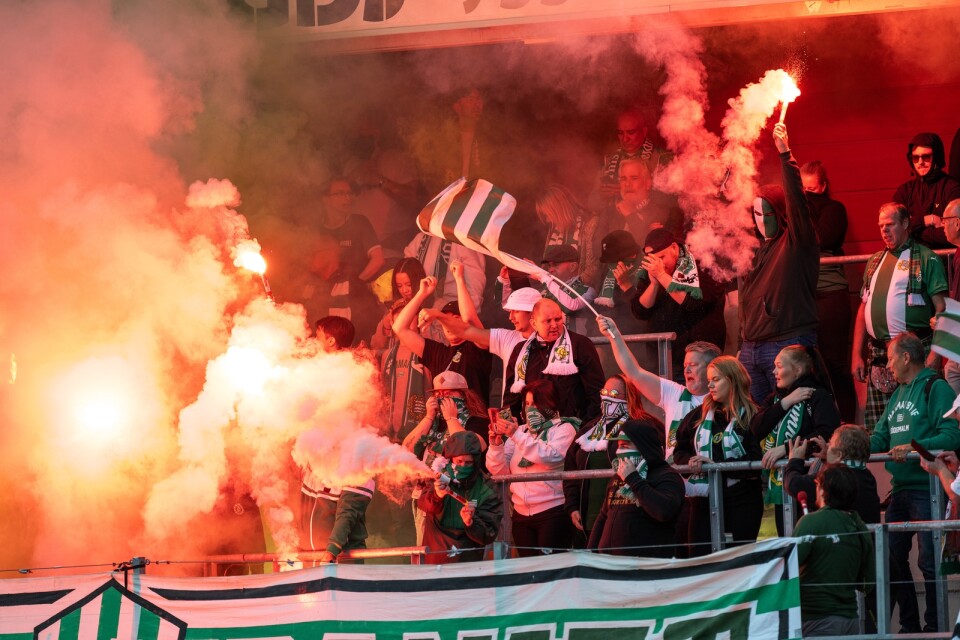 Hammarbys supportrar under fotbollsmatchen i Damallsvenskan mellan Växjö DFF och Hammarby den 1 september 2023 i Växjö.