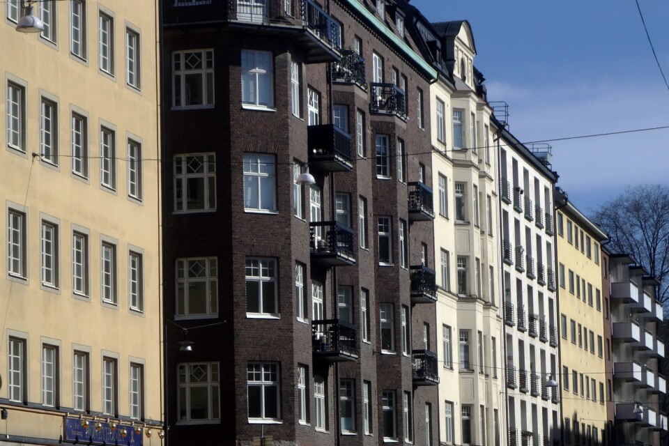 Husfasader från olika tidsperioder på Folkungagatan på Södermalm. Arkivbild.