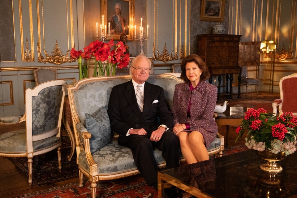 Kung Carl XVI Gustaf och drottning Silvia önskar god jul.