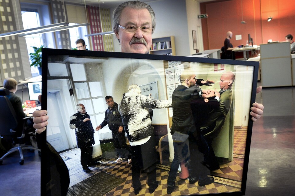 Bosse Nilsson, one of Kristianstadsbladet's excellent photographer, has passed away. He won the ”Picture of the Year” award for hos photo from Brobysjukhuset when it was accommodation for refugees. Kb Mosaik has the photo on the wall. He is sadly missed.