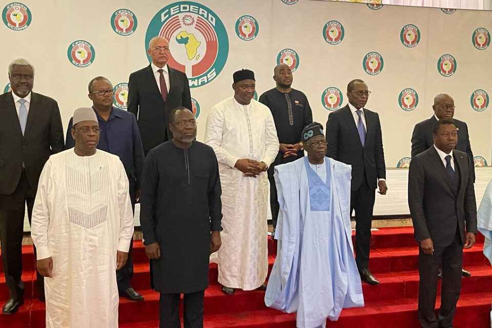 Nigerias president Bola Tinubu, klädd i blått, tillsammans med andra västafrikanska ledare under ett möte med samarbetsorganisationen Ecowas i Abuja den 30 juli.