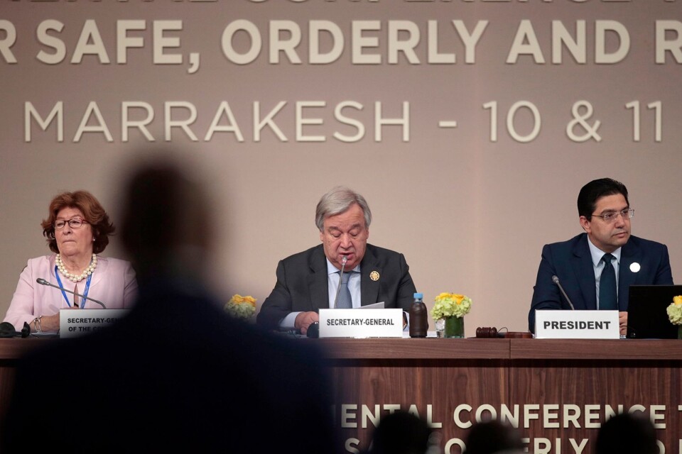 FN:s generalsekreterare Antonio Guterres, flankerad av FN:s migrationssändebud Louise Arbor, och Marockos utrikesminister Nasser Bourita, när ramverket för det som ska bli en icke-bindande resolution undertecknad i Marrakesh under måndagen.