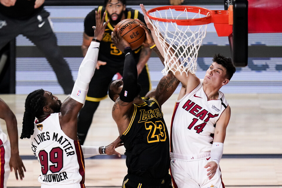 Los Angeles Lakers forward LeBron James gör poäng i den femte finalmatchen mot Miami Heat.