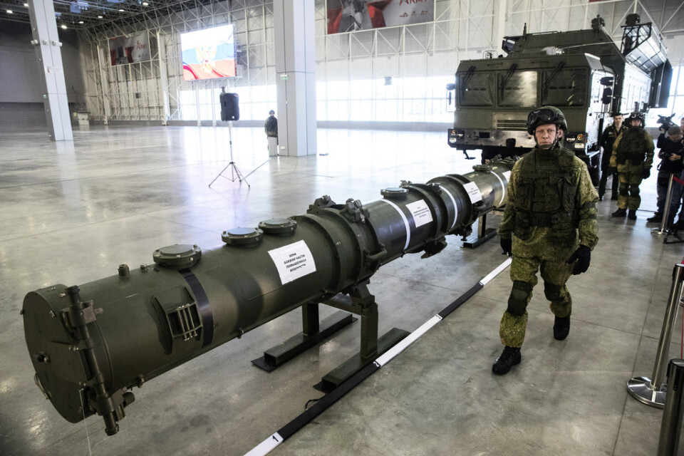 På bilden från tidigare i år syns en rysk militär bredvid den landbaserade kryssningsroboten Novator 9M729. USA har anklagat Ryssland för att bryta mot det nu skrotade INF-avtalet genom att utveckla roboten. Arkivbild.