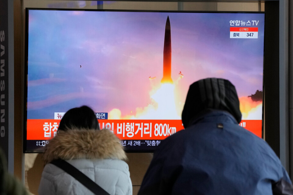 Människor i Sydkorea tittar på ett tv-inslag av Nordkoreas senaste robottest i helgen. Under OS i Peking väntas Nordkorea inte skjuta upp några fler missiler.