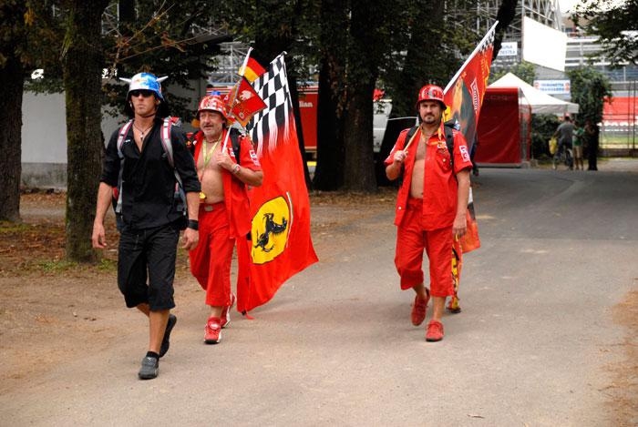 Monza är Ferraris hemmabana. Vilket team de här herrarna håller på framgår med all tydlighet.