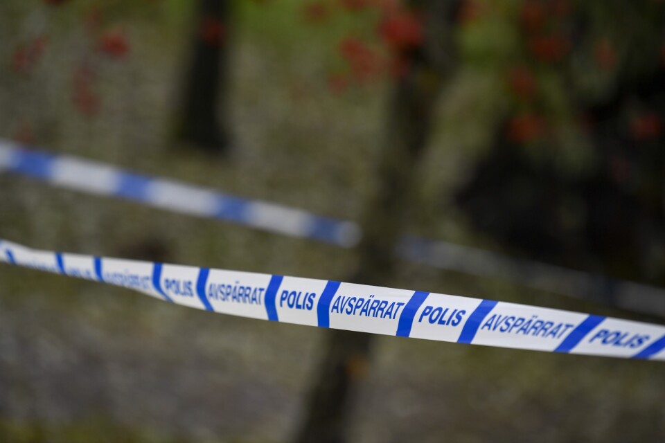 En man har hittats död på en parkbänk i Sundbyberg.