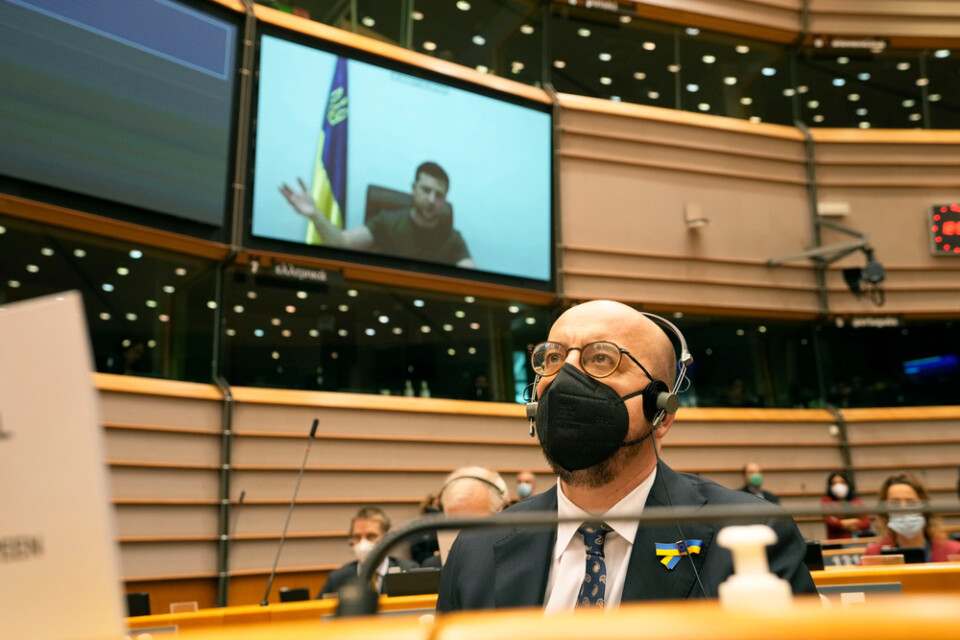 EU:s rådsordförande Charles Michel lyssnar på Ukrainas president Volodymyr Zelenskyj som talar via länk till EU-parlamentet i Bryssel.
