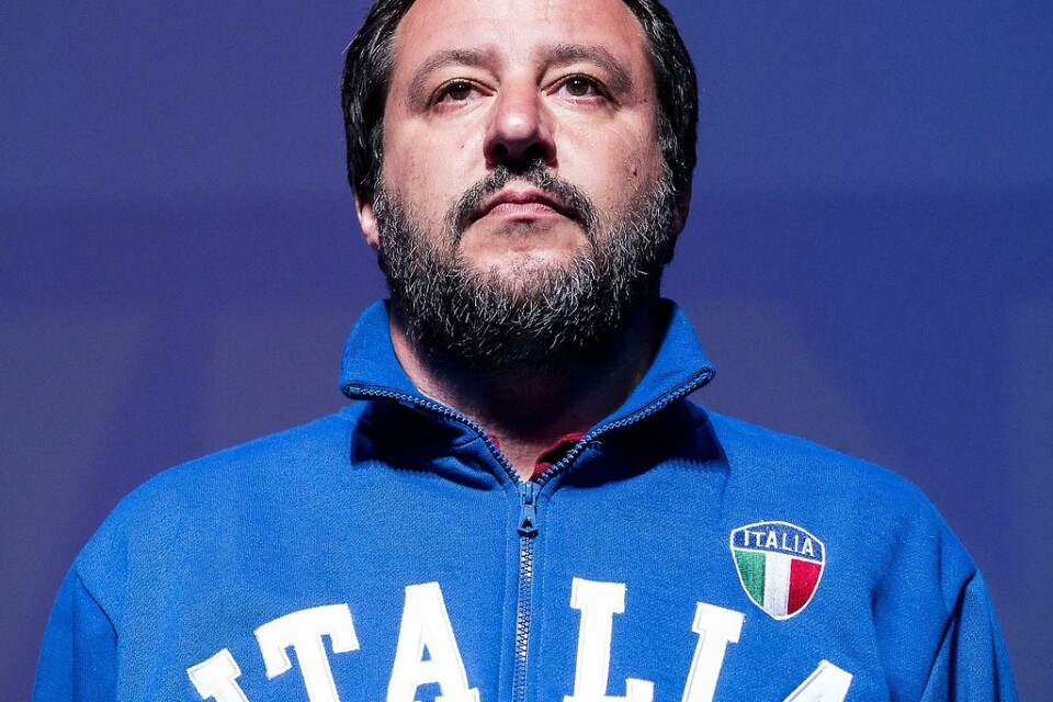 Partiledaren och inrikesminister Matteo Salvini klär sig folkligt snarare än i kostym och slips, hånar intellektuella och driver en kampanj mot flyktingar. På bara ett par år har han lyckats öka stödet för Lega från fyra procent till vad som väntas bli över trettio procent.