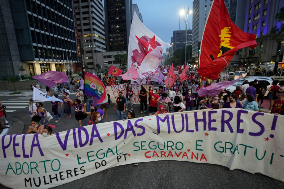 Kvinnor i São Paulo demonstrerade tidigare i år mot president Jair Bolsonaro och för aborträttigheter. Abortfrågan väntas bli ett tema när Brasilien går till val i oktober.