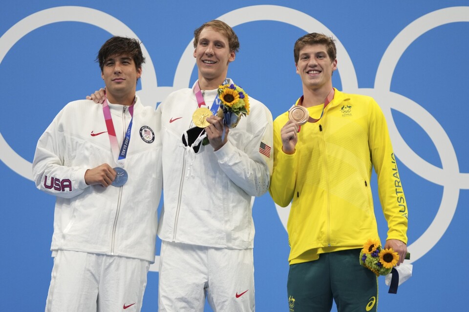 OS-medaljörerna ska behålla munskydden på – även vid prisutdelningar. Här amerikanerna Jay Litherland (silver), Chase Kalisz (guld) och australiern Brendon Smith (brons) efter herrarnas 400 meter medley.