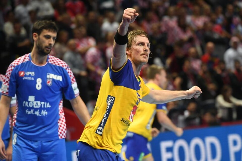 Sveriges Jesper Nielsen jublar efter mål under tisdagens handbollsmatch i EM grupp A mellan Kroatien och Sverige i Spaladium Arena.