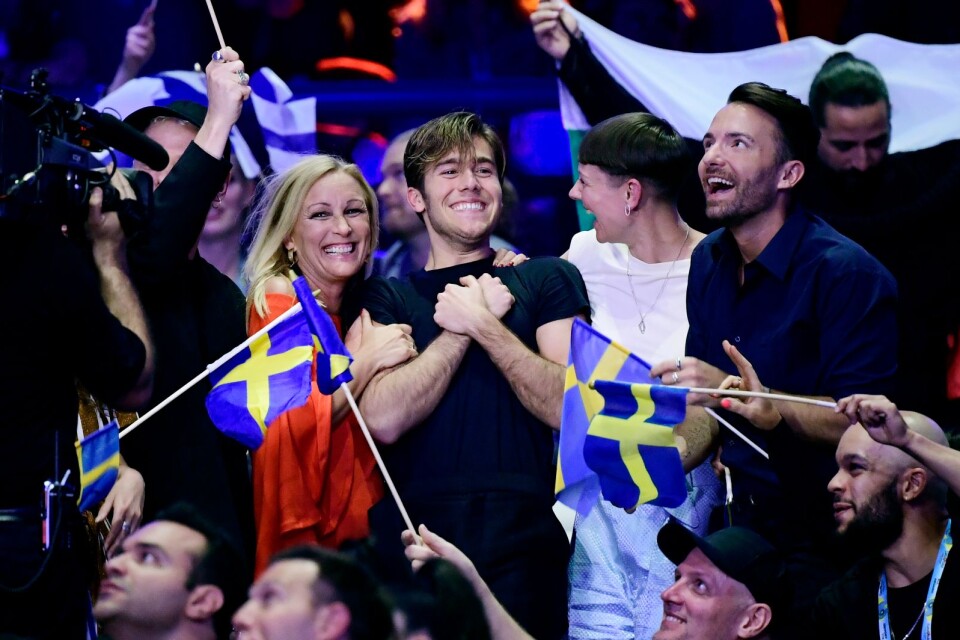 Sveriges Benjamin Ingrosso (mitten) under omröstningen under lördagens final i Eurovision Song Contest på Altice Arena i Lissabon.