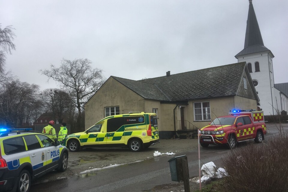 Polis och räddningspersonal på plats efter att mannen i Vallby hittats avliden intill en nedbrunnen byggnad.