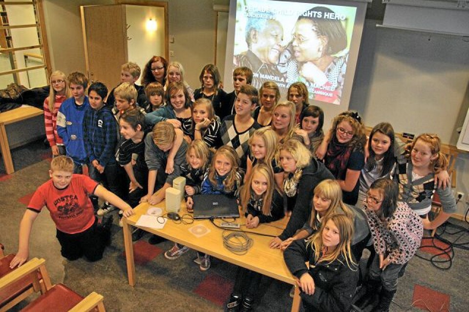 Elever på Bjärnums skola presenterade vinnarna av Årtiondets barnrättshjälte. FOTO: LARS-ÅKE ENGLUND