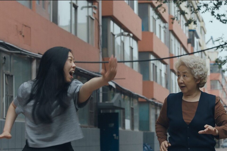 Komikern Awkwafina spelar Billi i ”The farewell” och Shuzhen Zhao hennes farmor Nai Nai.