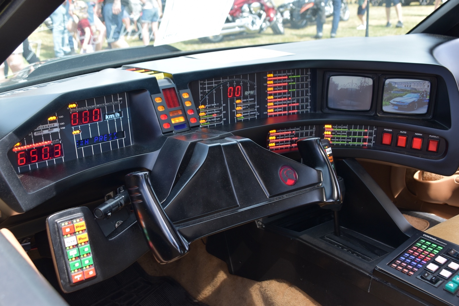 Bilen från den 80 tals- serien "Knight Rider" med den talande bil vid namn K.I.T.T var på plats i kalmar.