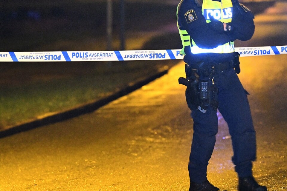 Polisen spärrade av runt en bil vid Näsby vårdcentral på söndagen. Bilen har blivit beskjuten. Arkivbild.