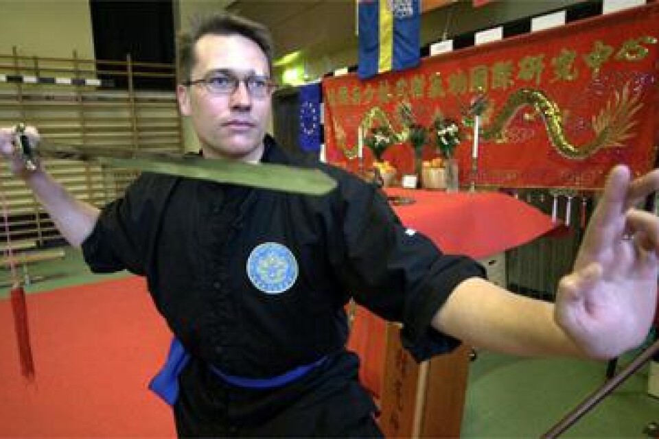 det vill säga Tai-Chi med svärd är Roger Olofssons, från Kristianstad, specialitet. Rörelserna är mjuka och långsamma.