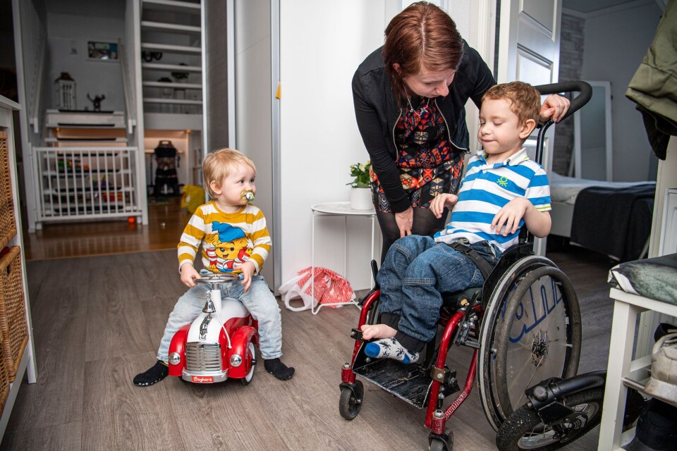 På undervåningen kan Nore till viss del ta sig fram själv med hjälp av sin rullstol.