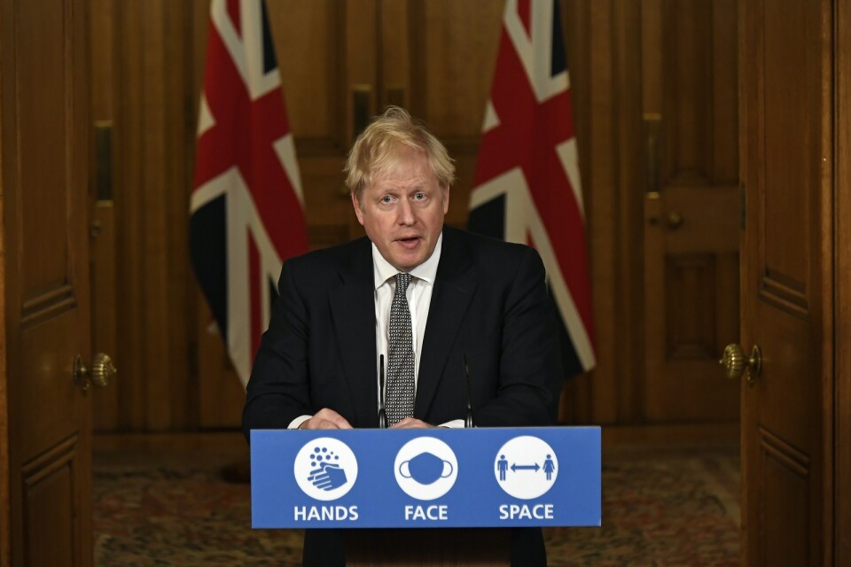 Storbritanniens premiärminister Boris Johnson meddelar att nya virusrestriktioner införs under en nästan fyra veckor lång period.