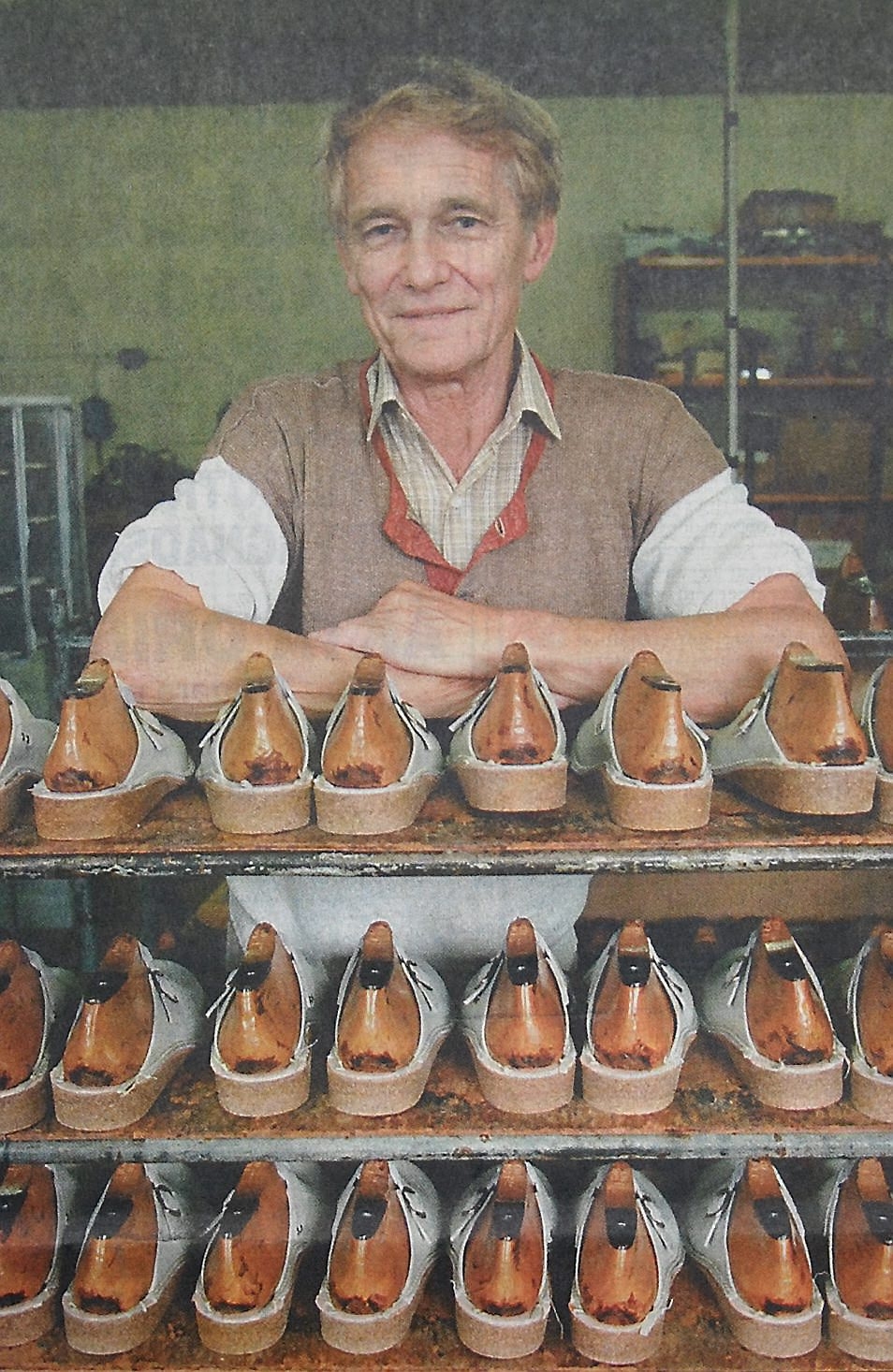 I Bjärnum bedriver Bengt Bengtsson tillverkning av en klassiker, en slipper i läder med kilklack av kork.
Arkiv: Gugge Nilsson