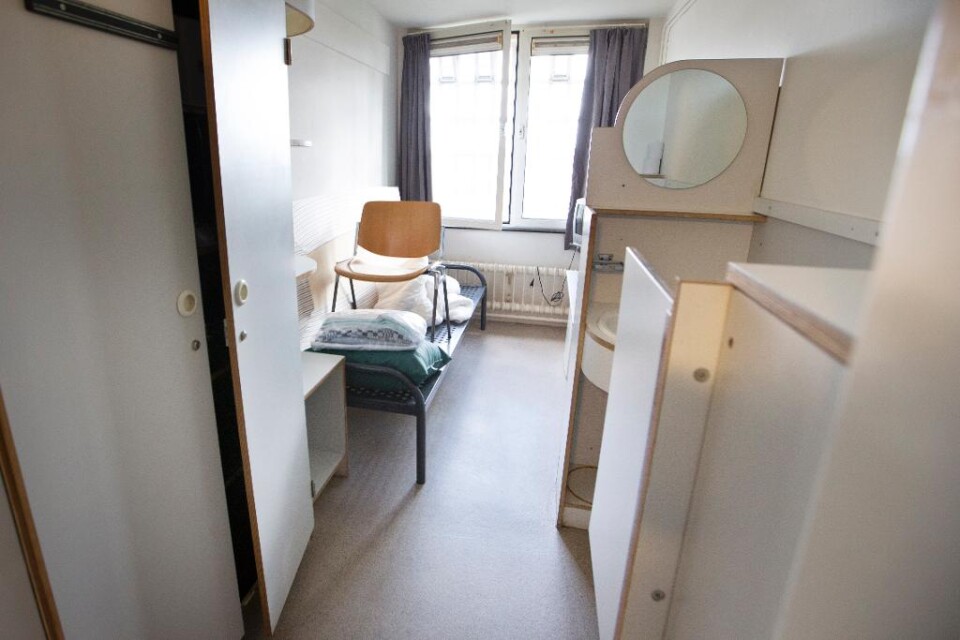 De första 25 norska fångarna är på plats i den omtvistade avdelningen Norgerhaven i Ullersmofängelset i norra Nederländerna. Av de 112 fångarna som flyttas i en första omgång gör 33 fångar det mot sin vilja. En av de som flyttar frivilligt är en 54-åri