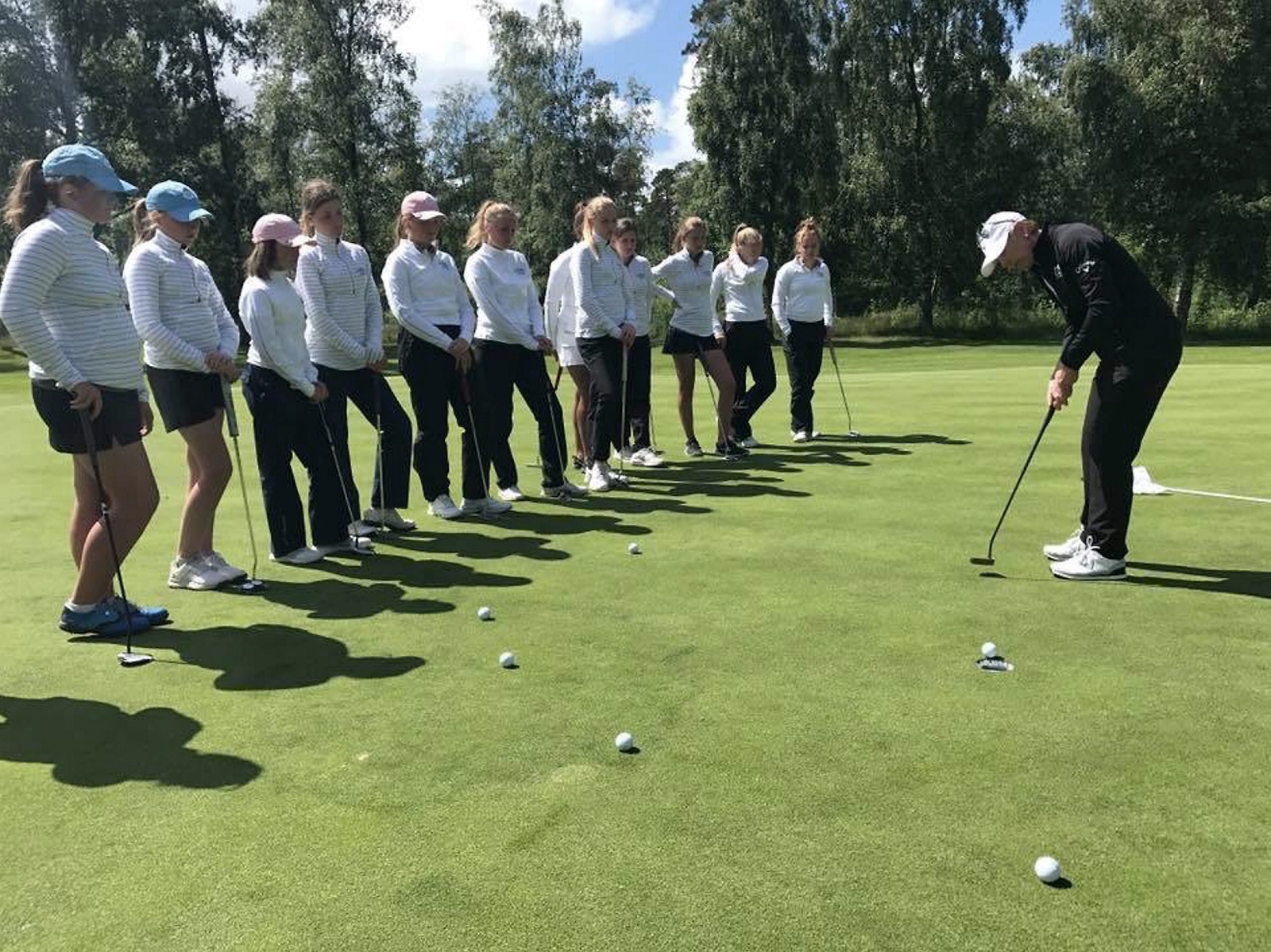 Anna Wallin med flera blir instruerade av svartklädda Annika Sörenstam på Annika Cup. Foto: Göran Söderqvist