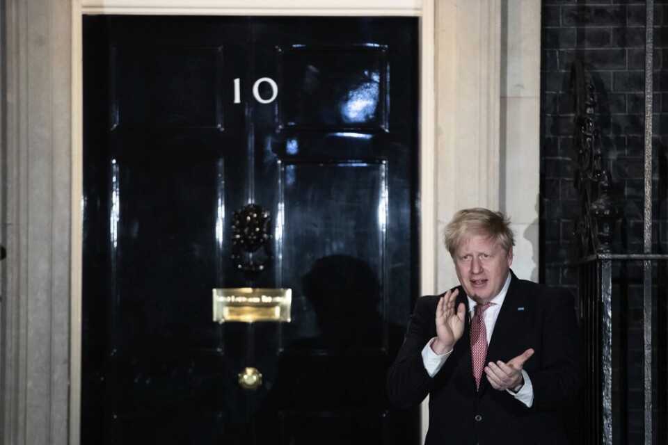 Boris Johnson i sitt senaste framträdande innan beskedet om att han är smittad – framför residenset på 10 Downing Street i London då han deltog i en nationell applåd för vårdarbetare på torsdagskvällen.