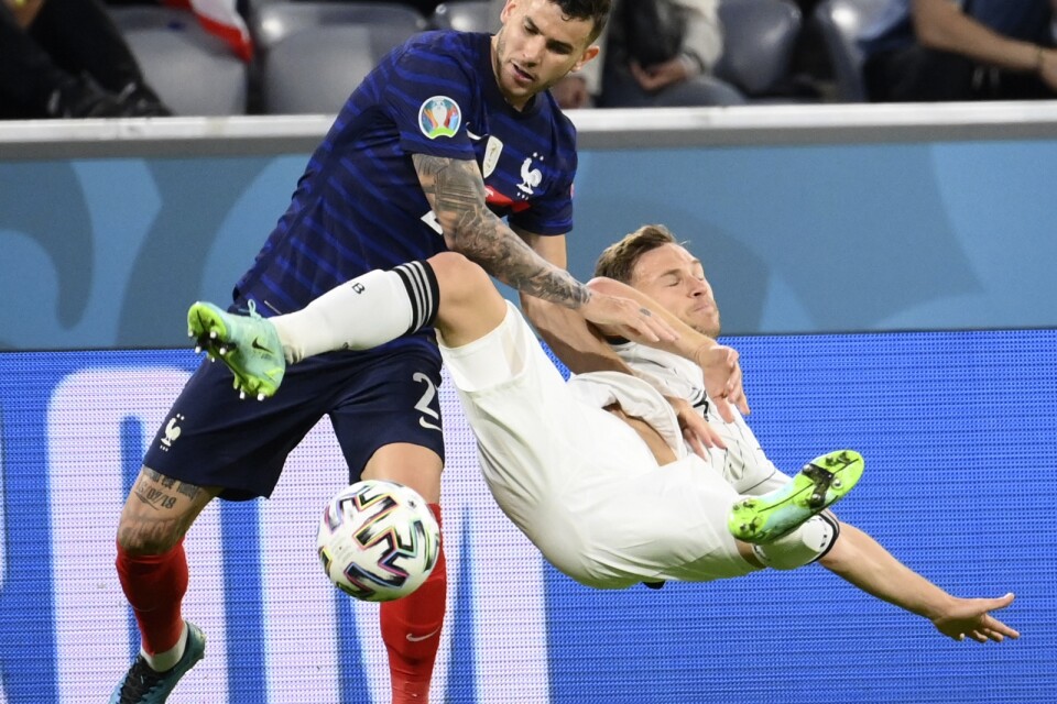 Fransk fallseger. Frankrikes Lucas Hernández, som låg bakom 1–0-målet, i närkamp med Tysklands Joshua Kimmich.