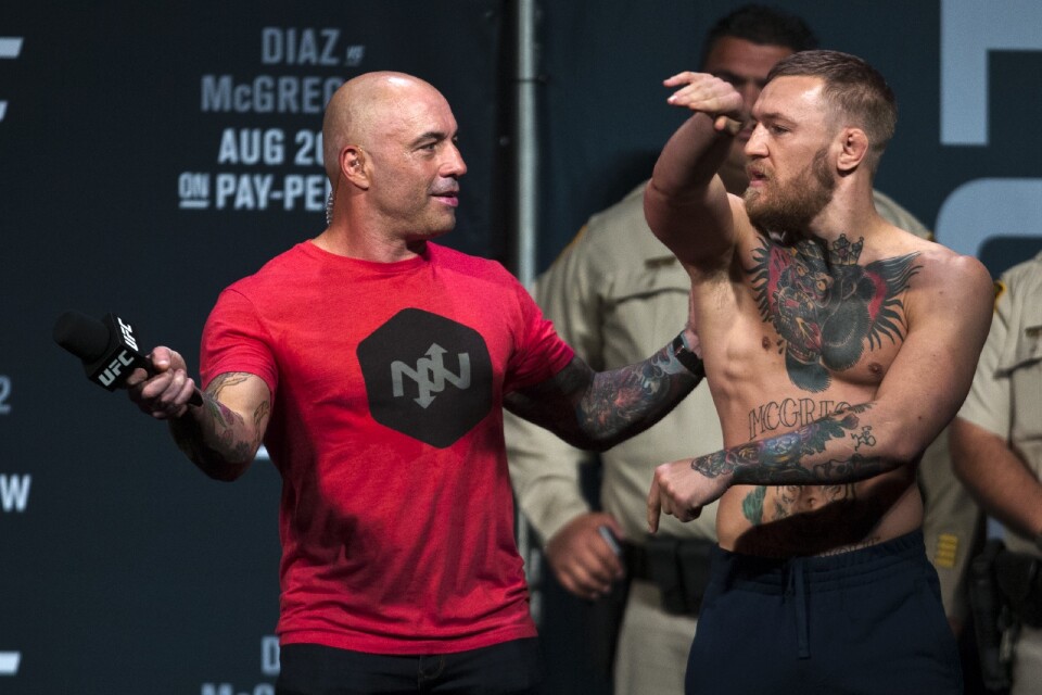 Joe Rogan, till vänster, försöker intervjua MMA-stjärnan Conor McGregor vid en gala i Las Vegas. Arkivbild.